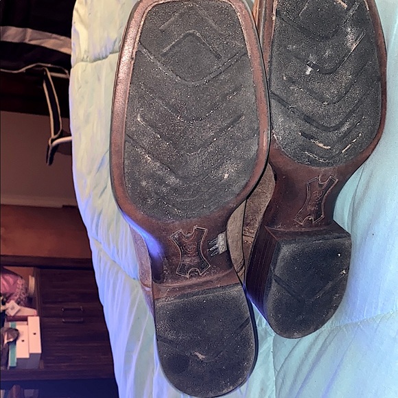 Brand NEW ARIAT BOOTS!! I only wore 3 times!! - Picture 4 of 5